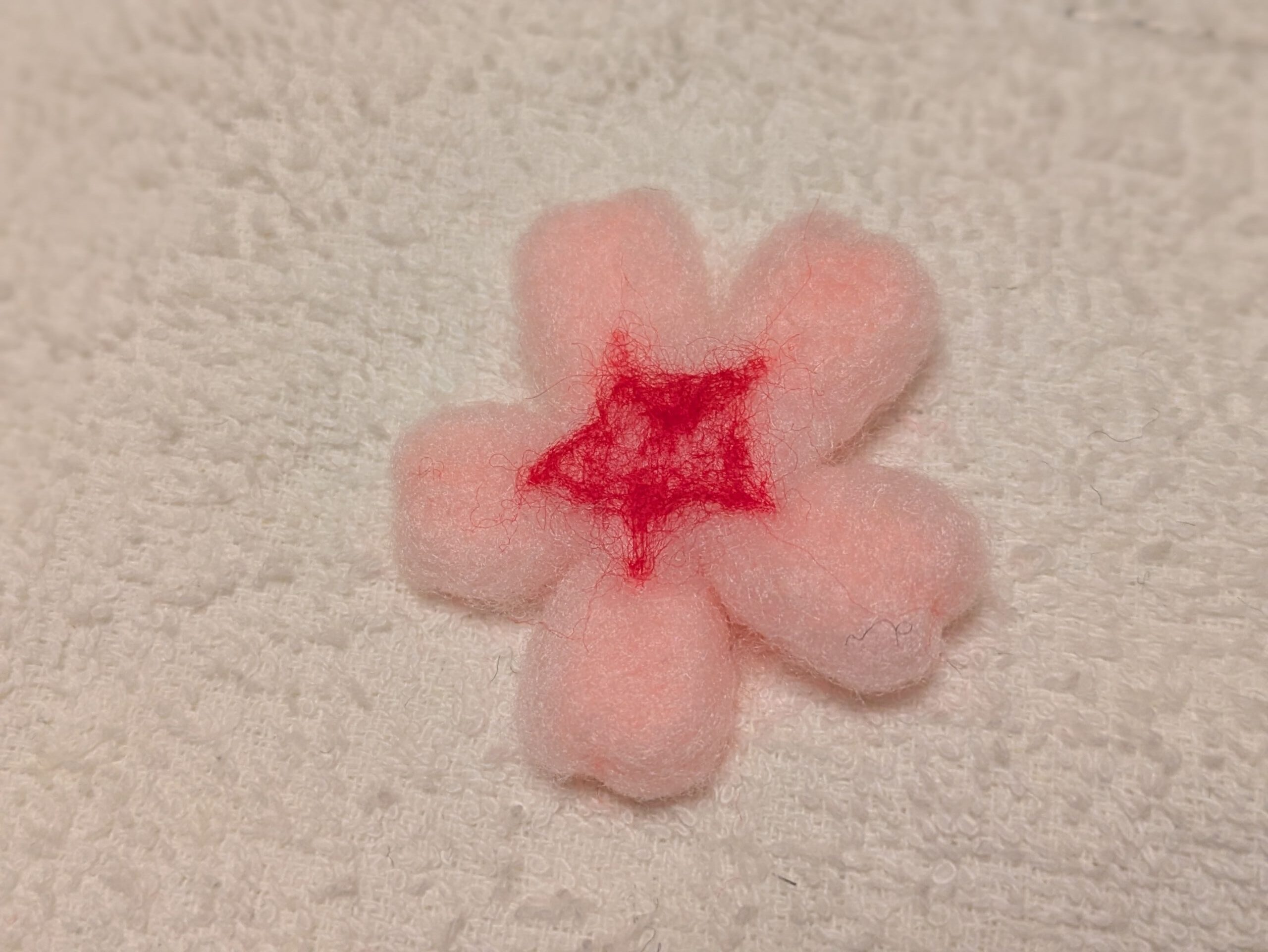 羊毛フェルト 桜 中心 赤い羊毛 星形 刺し方