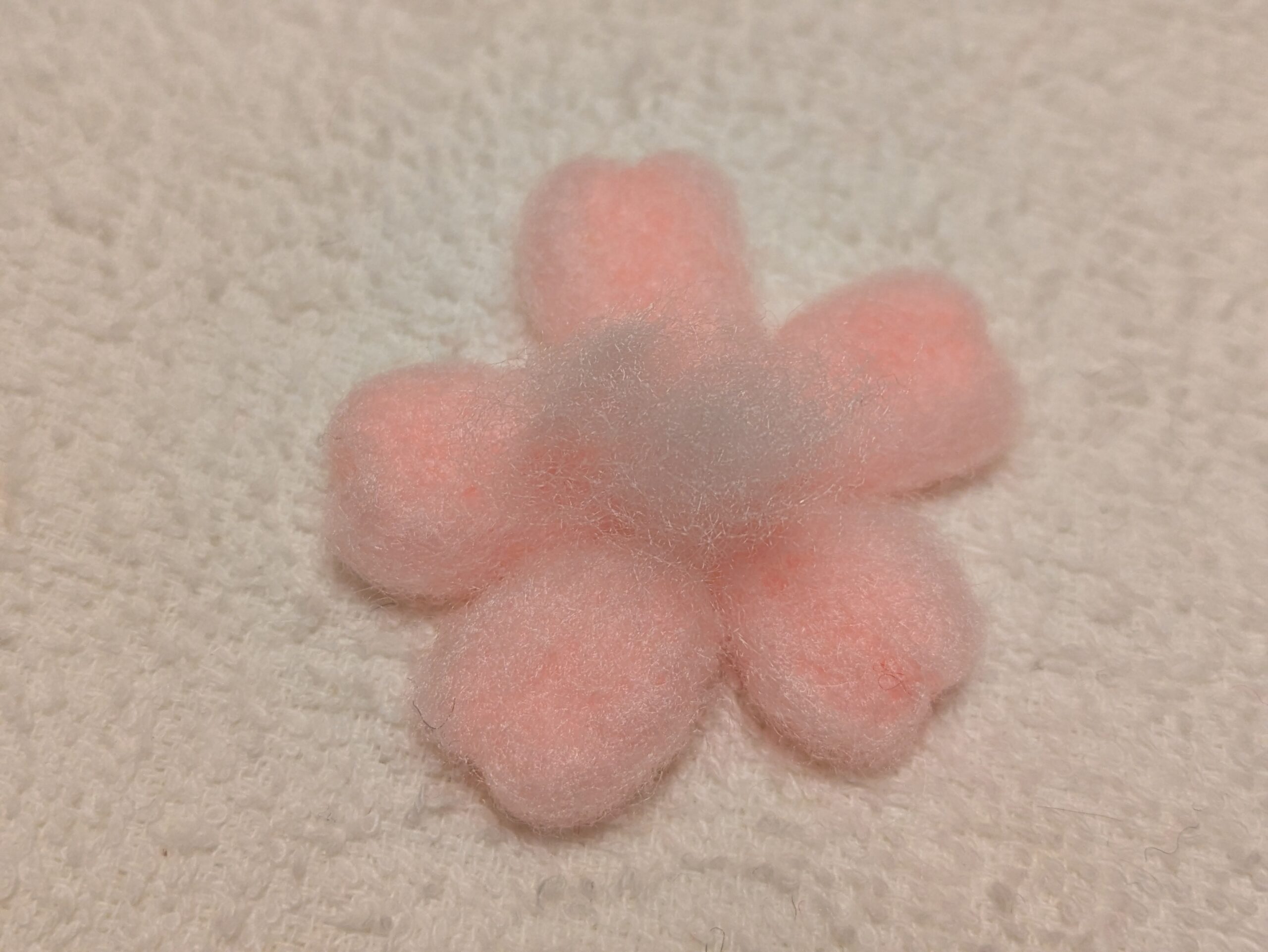 羊毛フェルト 桜 花びら 接着 円形 並べ方 作り方