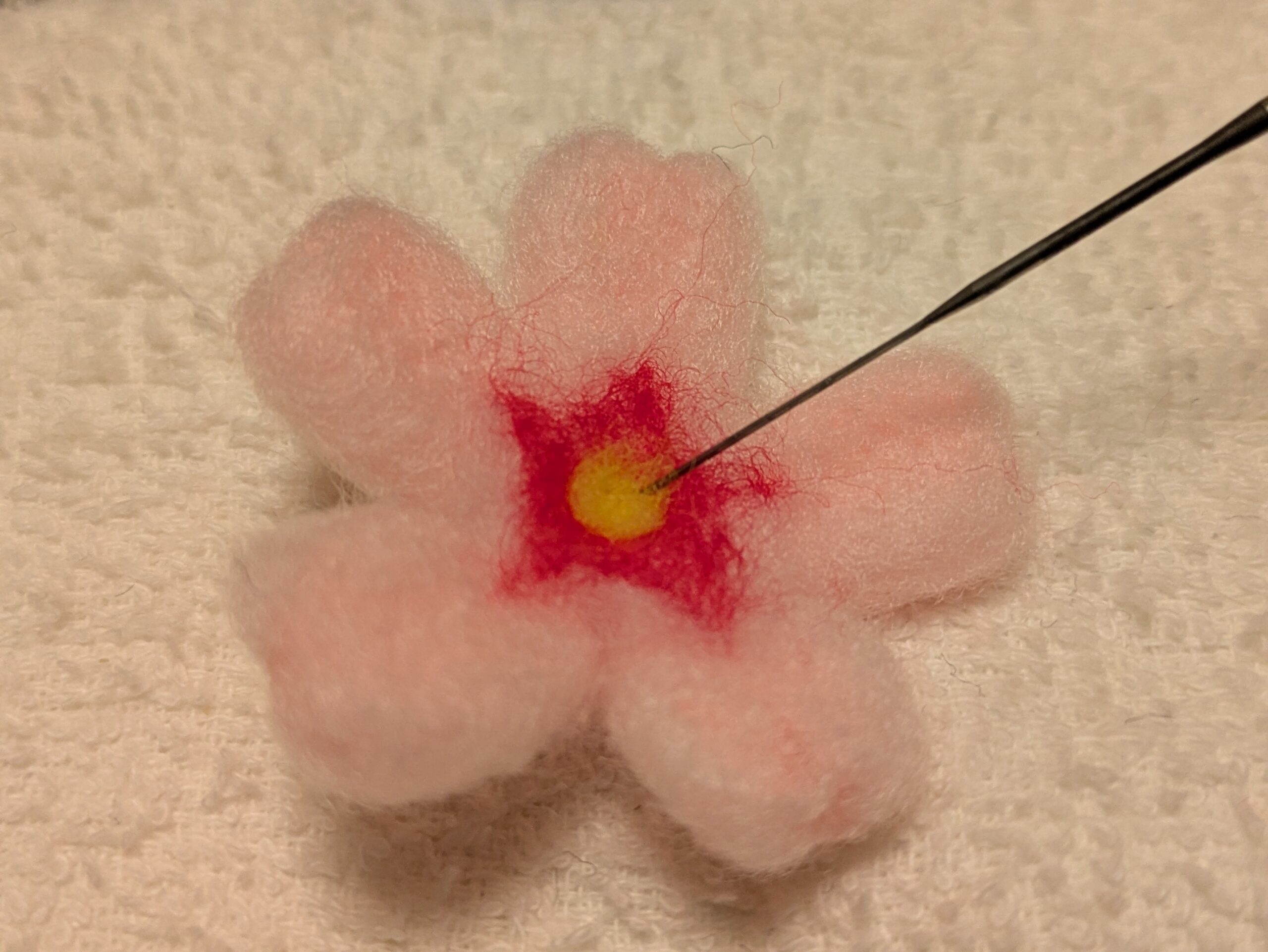 羊毛フェルト 桜 中心 黄色 刺す 方法 仕上げ
