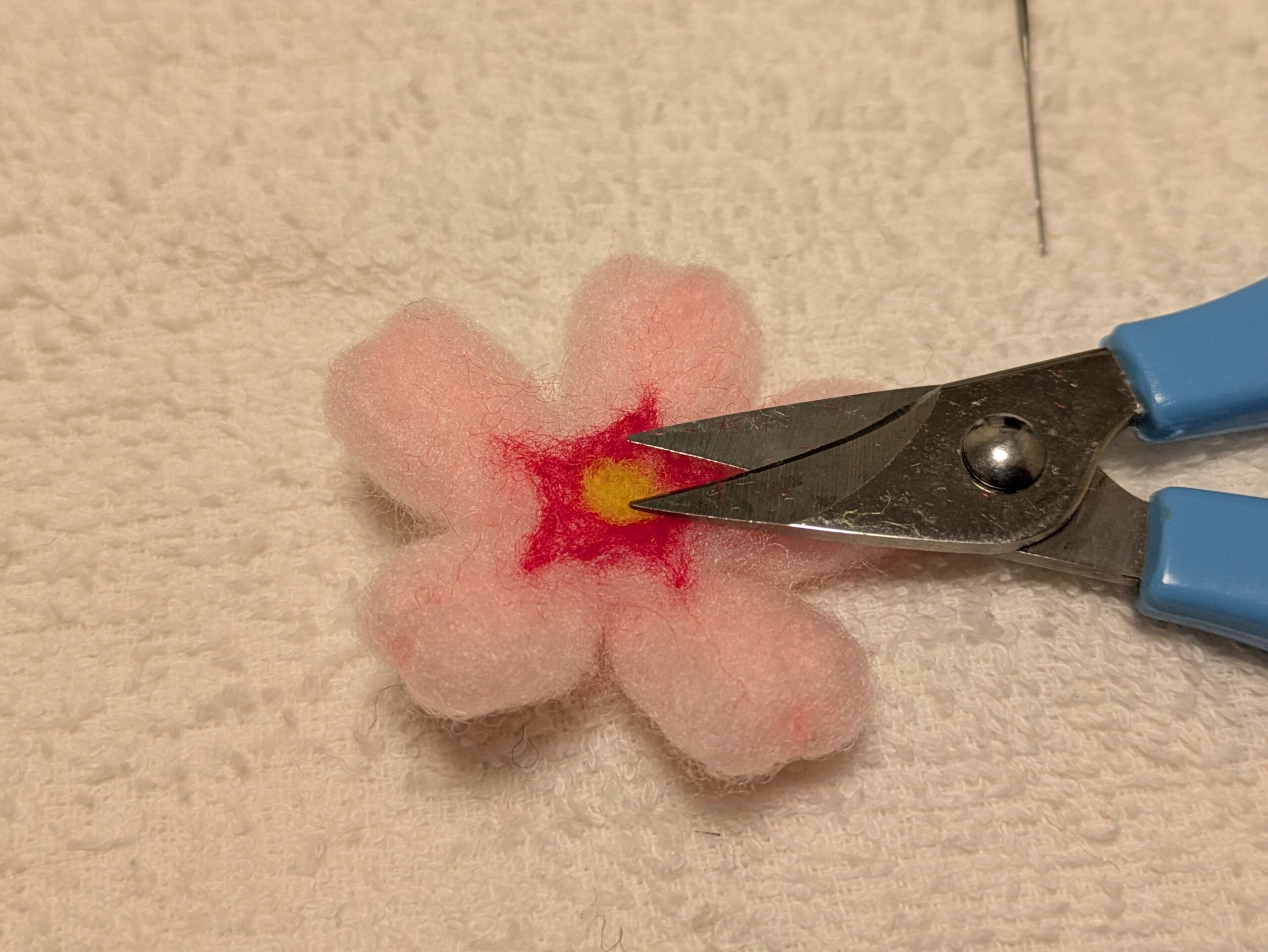 羊毛フェルト 表面 毛羽立ち カット 仕上げ 方法