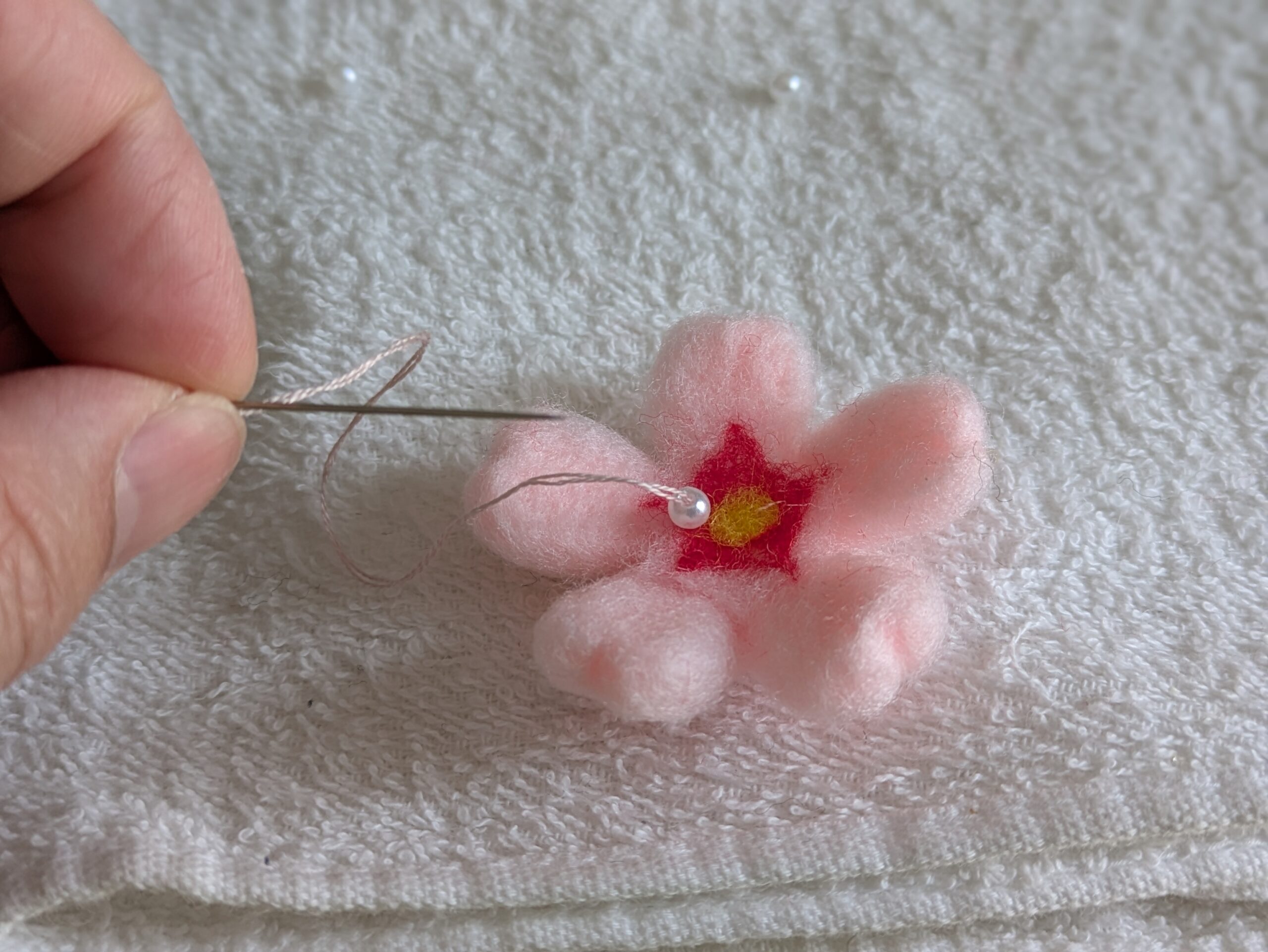 羊毛フェルト 桜 ビーズ　立体 刺繍糸