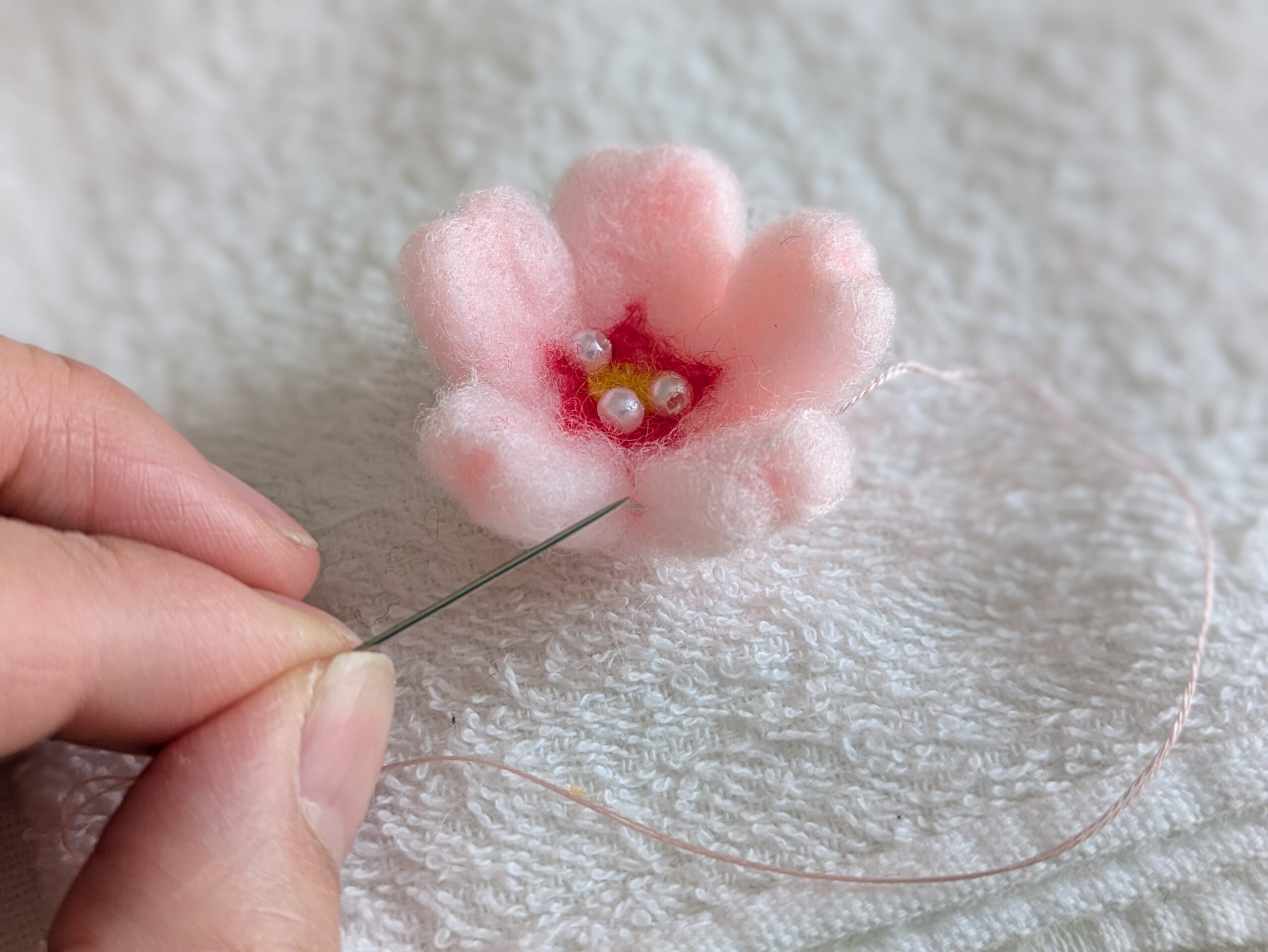 羊毛フェルト 桜 立体 刺繍糸 絞る 方法 花びら 形