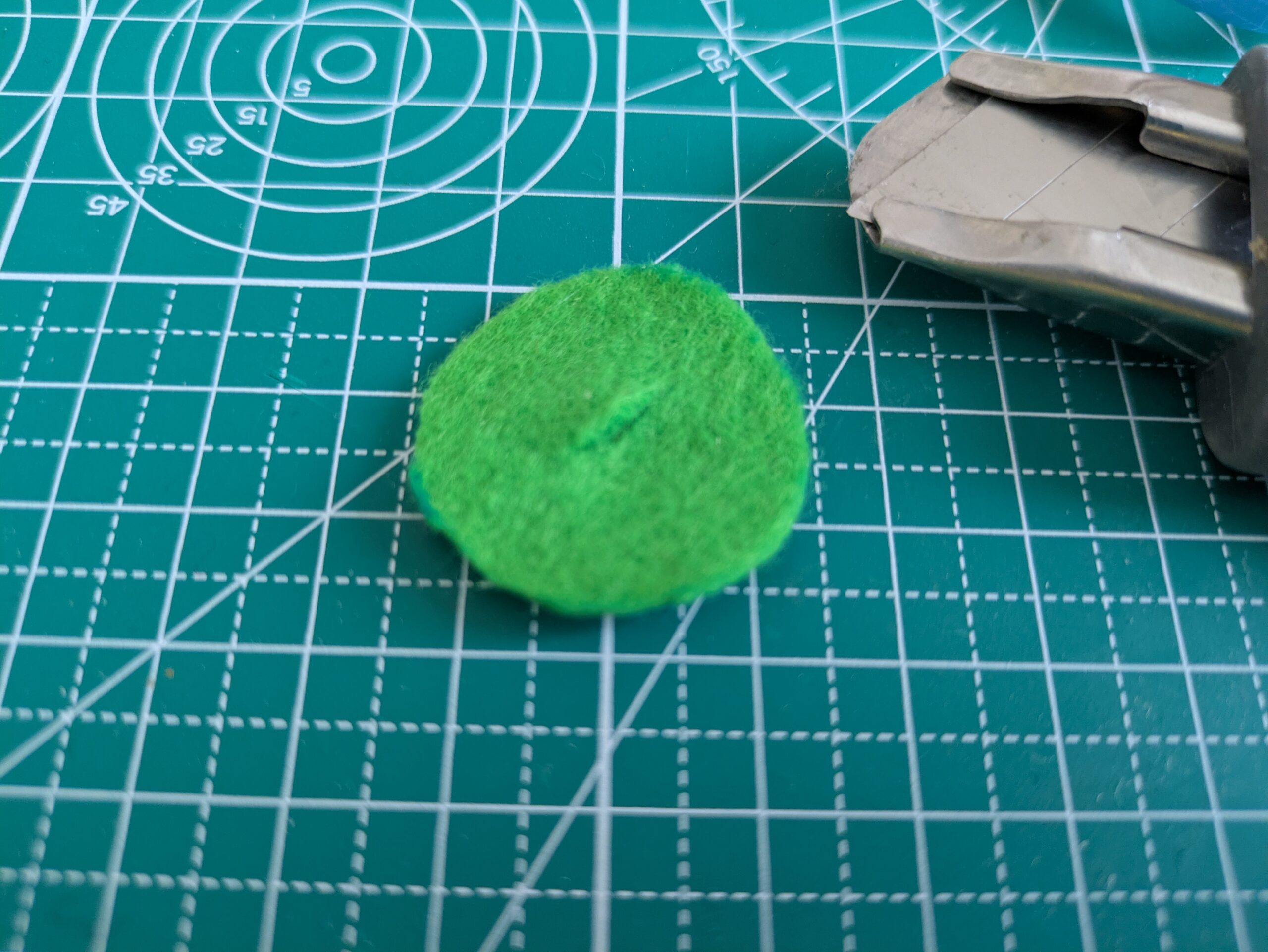 フェルト 円形 カット 髪飾り 土台 作り方